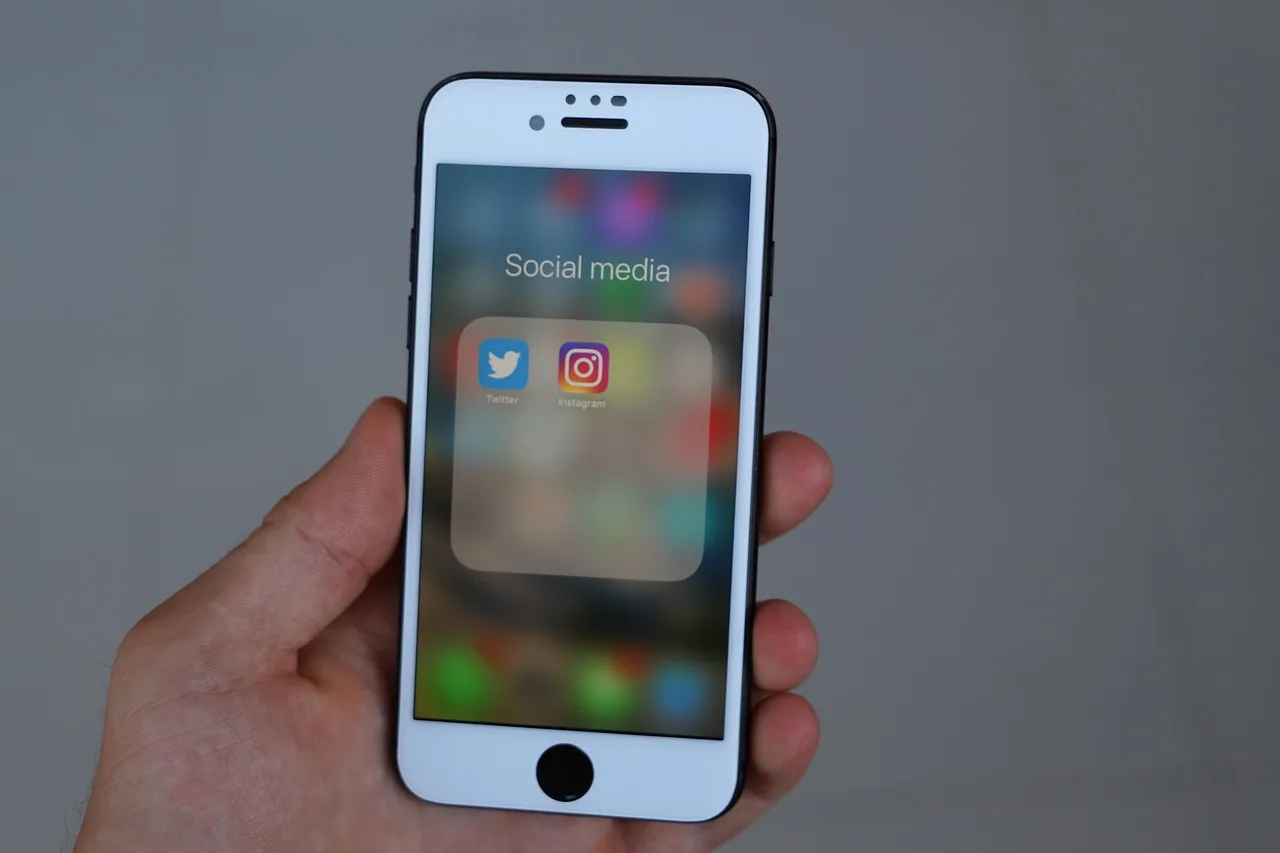 iphone, smartphone, social media, phone, mobile phone, icon, display, app, social networks, internet, social, facebook, twitter, instagram, twitter, twitter, twitter, twitter, twitter, instagram, instagram